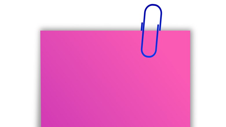 En rosa post- it lapp med ett lila gem i övre högra hörnet, mot vit bakgrund