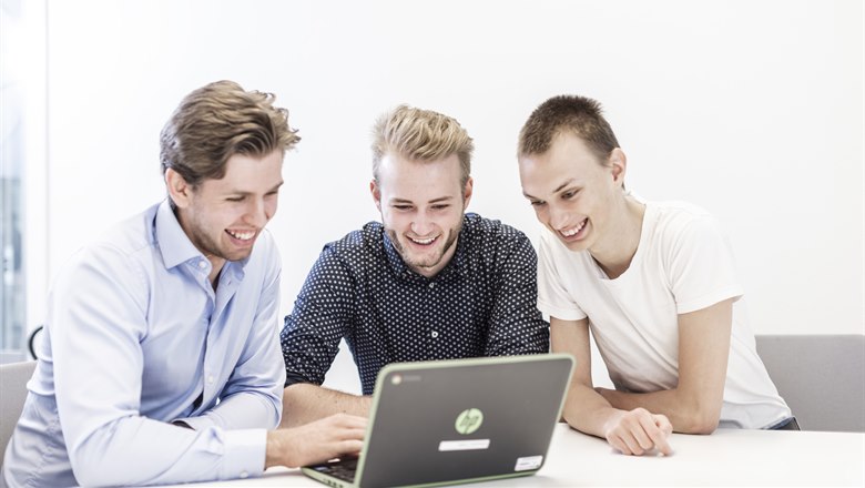 Tre elever från Handels-och administrationsprogrammet sitter framför en dator