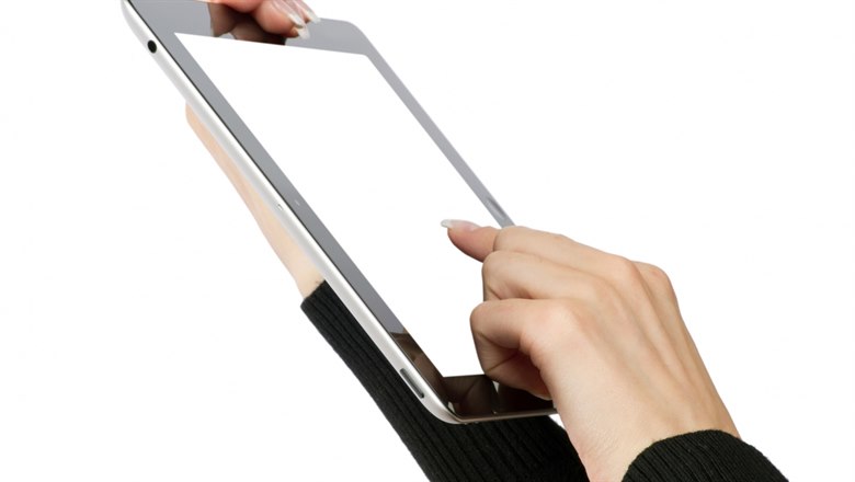 En iPad i händerna på  någon som pekar på skärmen