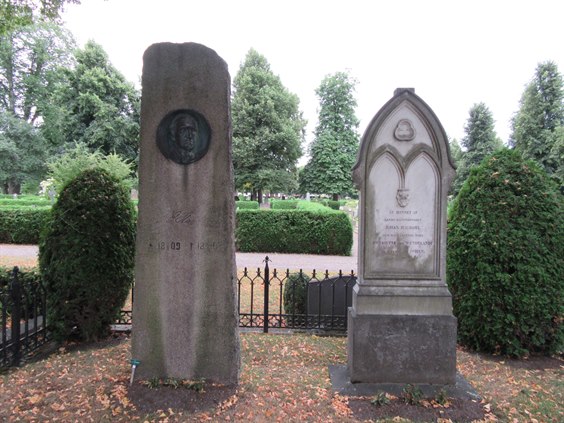 Charles Emil Hagdahls gravplats bredvid sina föräldrar och en bror på Linköpings griftegård