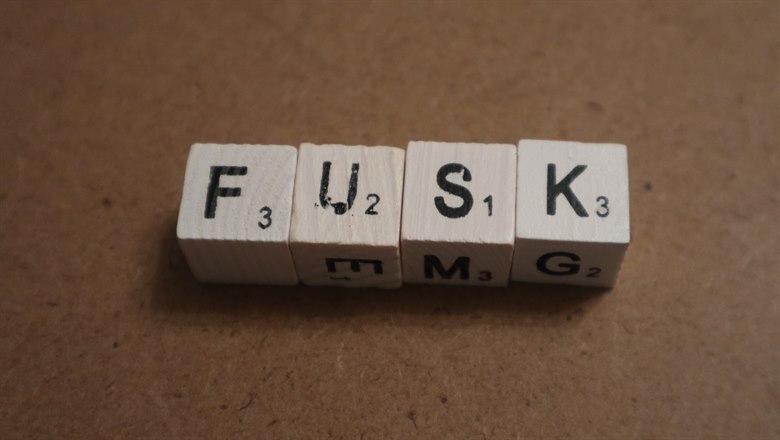 Fyra bokstavskuber som bildare ordet FUSK