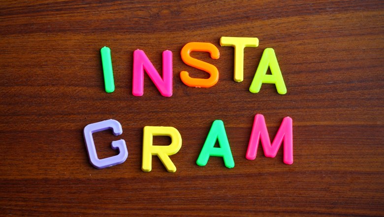 Instagram skrivet med lösa plastbokstäver i glada färger mot träbakgrund